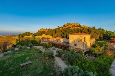 Garrigae Abbaye de Sainte Croix Отели рядом с достопримечательностью «Domaine de Valmousse»