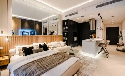 Chic studio  apartment with AC, fitness room in wonderful Sohba Hartland Dubai Dragon Mart Section BB周辺のホテル
