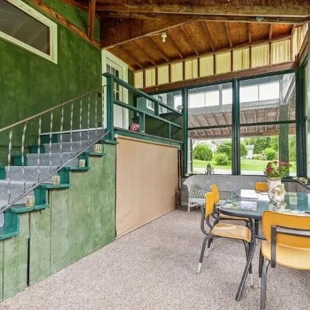 Spacious 5-bedroom house, WiFi, AC, 1 block from Lake & Main St.
