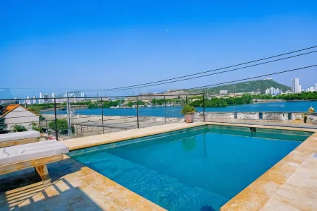 Del Mar Guest House Отели рядом с достопримечательностью «Torre del Reloj»