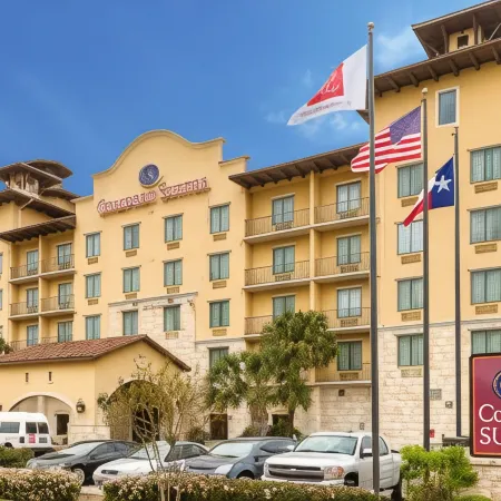 Comfort Suites Alamo Riverwalk Отели рядом с достопримечательностью «Музей Аламо»