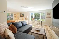 Hillside Haven: Tranquil NW Studio Near the River