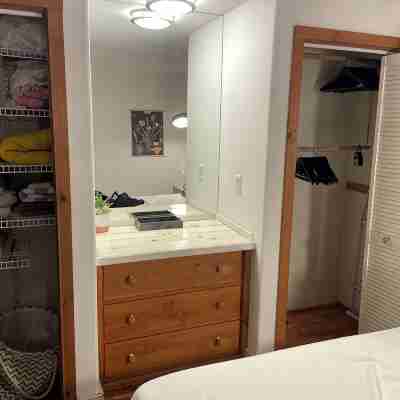 Charming cottage w/ loft on 3 acres of secluded marsh and 7 minute walk to beach Rooms