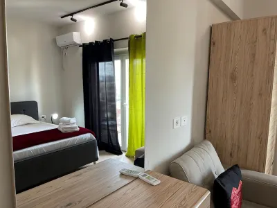 Kadare City-Center Apartment with Balcony  호텔