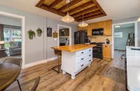Cheerful & cozy farmhouse 2 bedroom home - Wifi