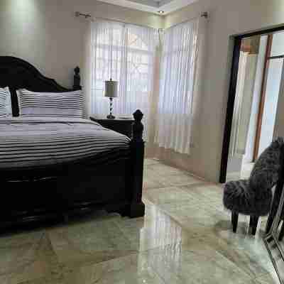 Spacious 5-bedroom house in lovely Kingston with WiFi, AC Rooms