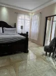 Spacious 5-bedroom house in lovely Kingston with WiFi, AC โรงแรมใน