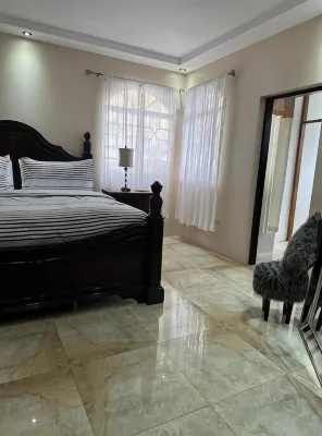 Spacious 5-bedroom house in lovely Kingston with WiFi, AC Hotels in 