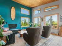 Panoramic Rainforest & Ocean Views, Fire Pit & EV Plug in Ucluelet Hotels in Ucluelet