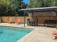 Gîte à la Campagne Dans un Parc Arboré Avec Piscine Hotels in Noves