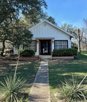 Cozy 2 BR Cottage with Inviting Sunroom, Spacious Yard and Ultimate Comfort