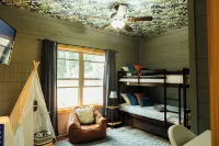Hideout Haven- SPA-Firepit-Game Room-Outdoor Cinema-Dog Friendly-Near Wineries!