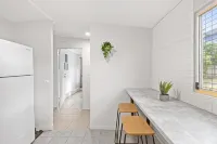 Your Relaxing Stay – Central Location, Close to Train & Shops