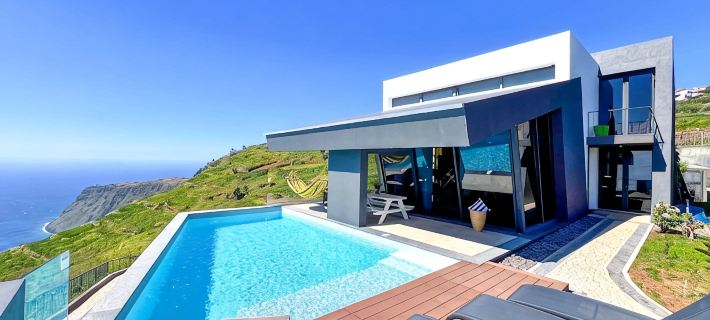 Villa Leonor Cliffside Retreat. Отели в г. Эштрейту-да-Кальета