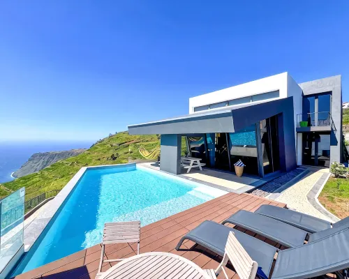 Villa Leonor Cliffside Retreat. Hotels in Estreito da Calheta