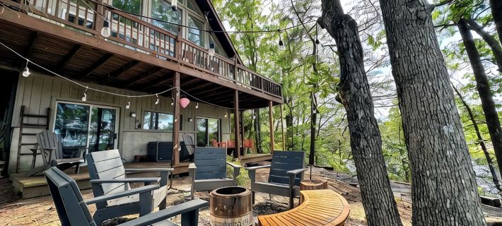Lakefront A-Frame: Private Dock, Kayaks & Sauna – Sleeps 12, Chesapeake Bay カルバートのホテル