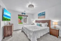 Seaside Riverfront Escape • HotTub • Walk to Beach