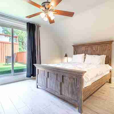Stunning 3BRM Apartment with Rooftop Patio in the Beaches Area of Toronto Rooms