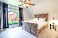 Stunning 3BRM Apartment with Rooftop Patio in the Beaches Area of Toronto - บังกะโล