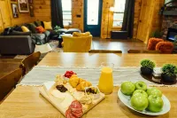 Hideout Haven- SPA-Firepit-Game Room-Outdoor Cinema-Dog Friendly-Near Wineries!