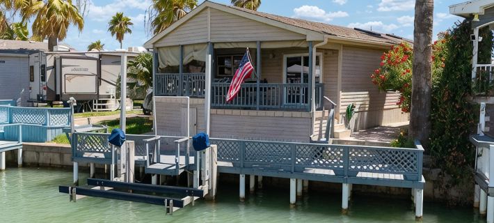 Waterfront 2 Bedroom 3 Beds Cottage Hotels in Cameron County