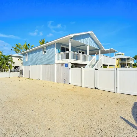 Heated Pool -Dock and 3 Min from the Beach