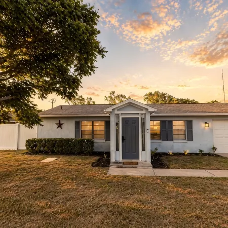 Backyard Oasis with Pool • 10 Min to Weeki Wachee
