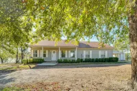Charming 3-bedroom house with WiFi and AC off of Hwy 1215 - Homestays