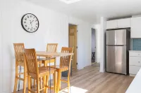 MANHATTAN MODERN: Large 3 bed, Fenced yard-Parking - Homestays