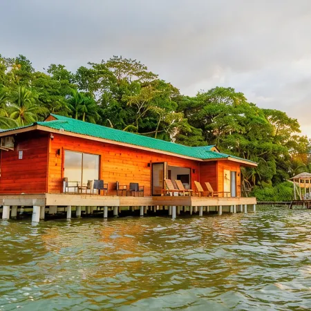 Beautiful 2Br/2BA Overwater Villa: Bastimentos, AC, Wifi, Kayaks & Sups Included