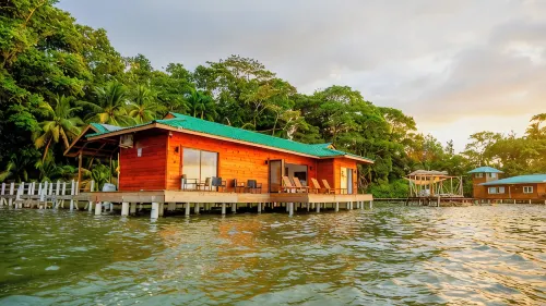 Beautiful 2Br/2BA Overwater Villa: Bastimentos, AC, Wifi, Kayaks & Sups Included - 4-Star