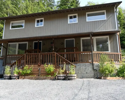 Comfy Duplex unit great for families and small groups, sleeps up to 9 Hotels in Sitka