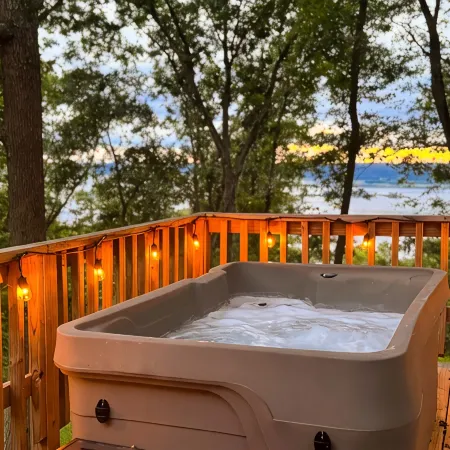 Sunset Studio, Amazing River Views, HOT TUB! New Listing!