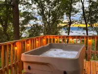 Sunset Studio, Amazing River Views, HOT TUB! New Listing!