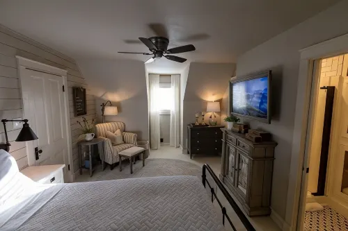 Stunning Vintage Victorian-Era Cottage - Walk to train/river/park/downtown.