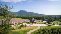 Beautiful Renovations, Hot Tub, Huge King Beds, Amenity Packed - Chalets