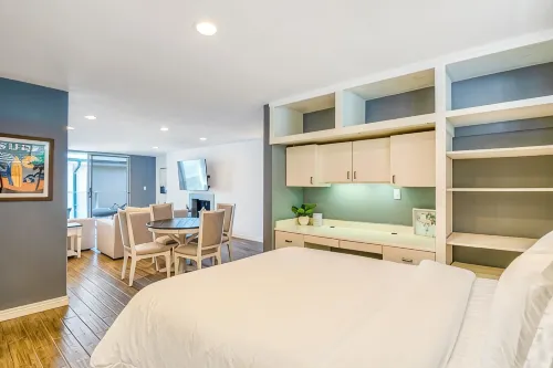 Beautiful, luxurious hideaway right on Carbon Beach in Malibu!