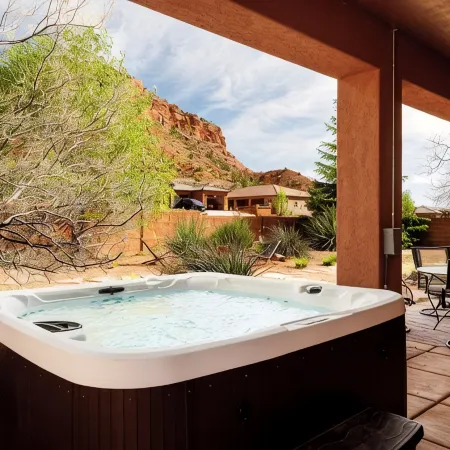 Private hot tub! Pool/Spa! 2 King Beds! Bunk Room! Sleeps 10! Pickleball! Gym!