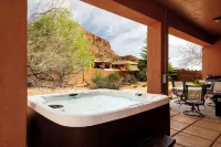 Private hot tub! Pool/Spa! 2 King Beds! Bunk Room! Sleeps 10! Pickleball! Gym!