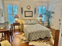Broadway Breeze ~ Close to Beach /Shopping/Dining ~ Heated Pool - Spa - Sleeps 8 - Jacuzzi