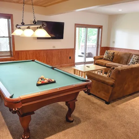 Boulderview Lodge, near JFBB with private mountain views, hot tub, and fireplace