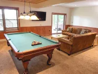 Boulderview Lodge, near JFBB with private mountain views, hot tub, and fireplace