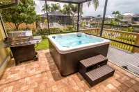 The Palm Tree  Waterfront -  Pool Home - Free Heated pool- Pool Table - kayaks