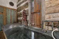 Voted Most Romantic! 1800's Peach Cabin/Close to Downtown/Hot Tub/Peaceful!