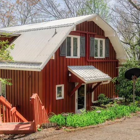 The Little Red Barn w/ Spectacular Views & Less Than 1 Mile - Blue Ridge Parkway Отели в г. Патрик