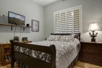 2400 sq. ft., 4 bedroom, 2 bath, sleeps 8, hot tub - 방갈로