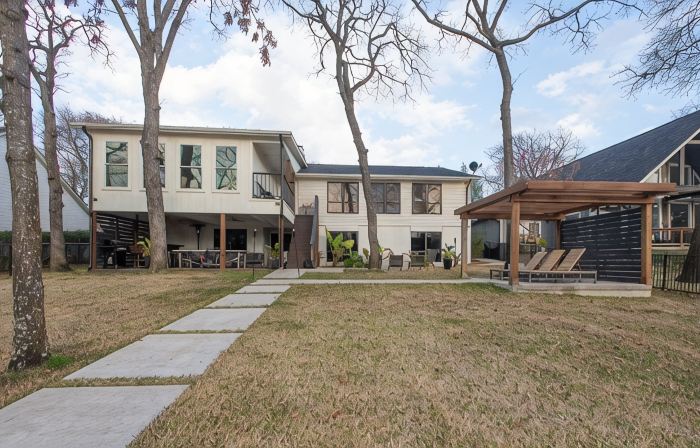 Beautiful Lake Front Home All Decked Out and Ready for Fun