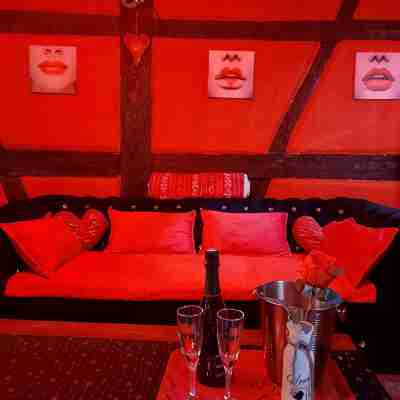 LOVE ROOM Red and black Others