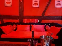 LOVE ROOM Red and black Hotels in Barr