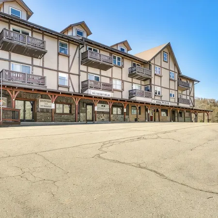 Base Village Condo w/ Views! Steps to Lifts, Dining & Creek 비치 마운틴 호텔